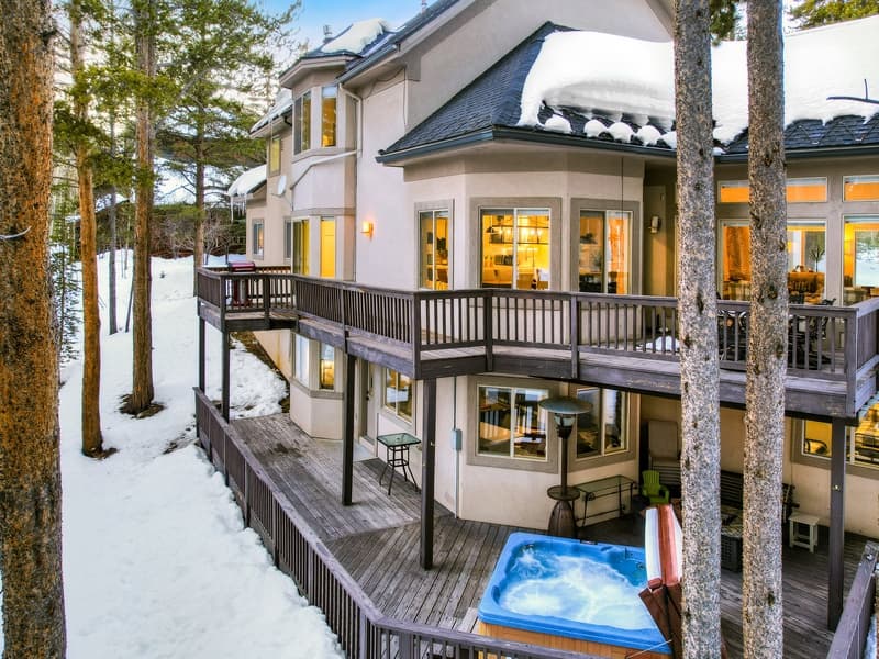 Lakeshore Luxury Chalet - Image 58