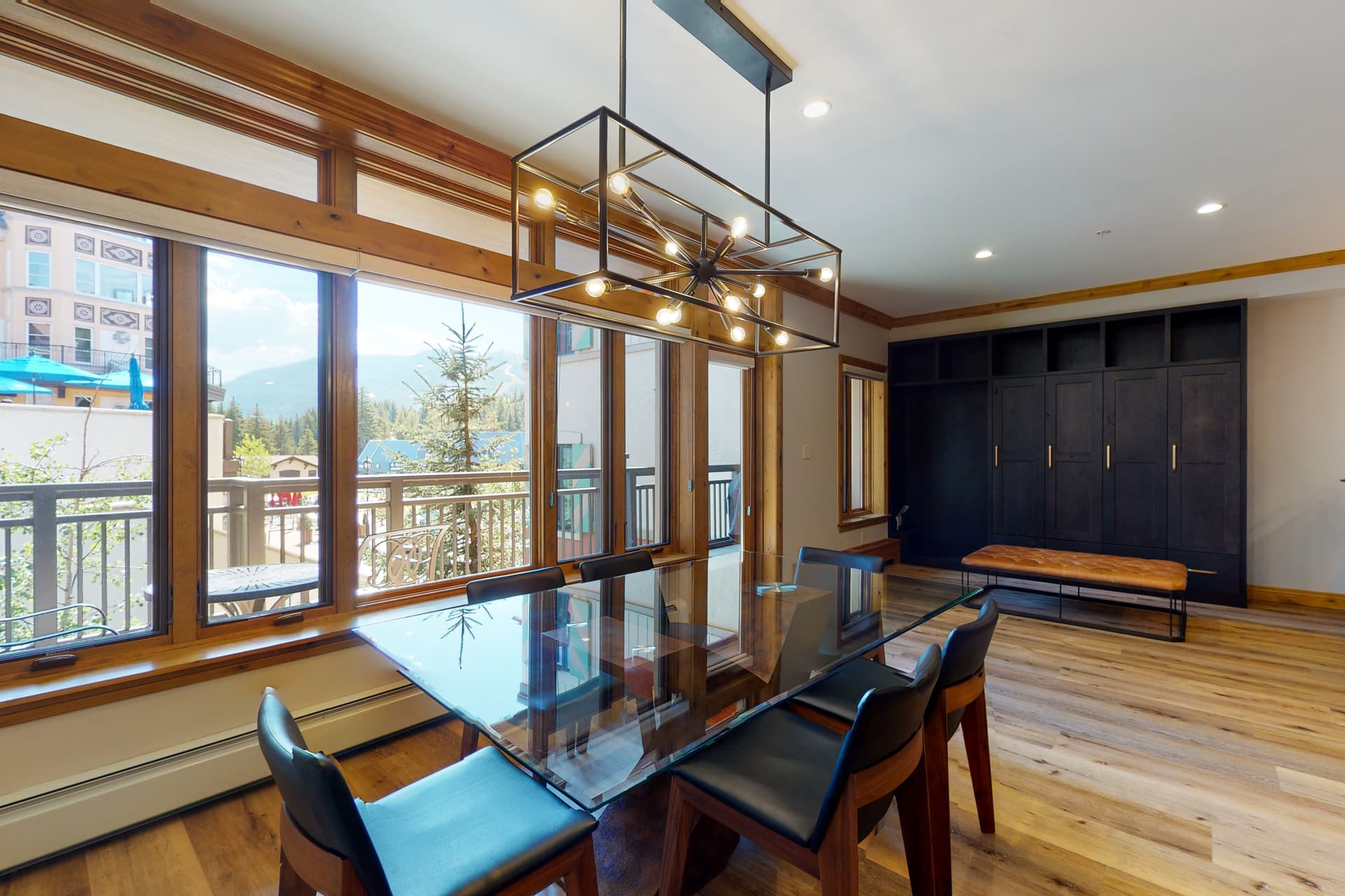 Lion Square East #215 - Image 2