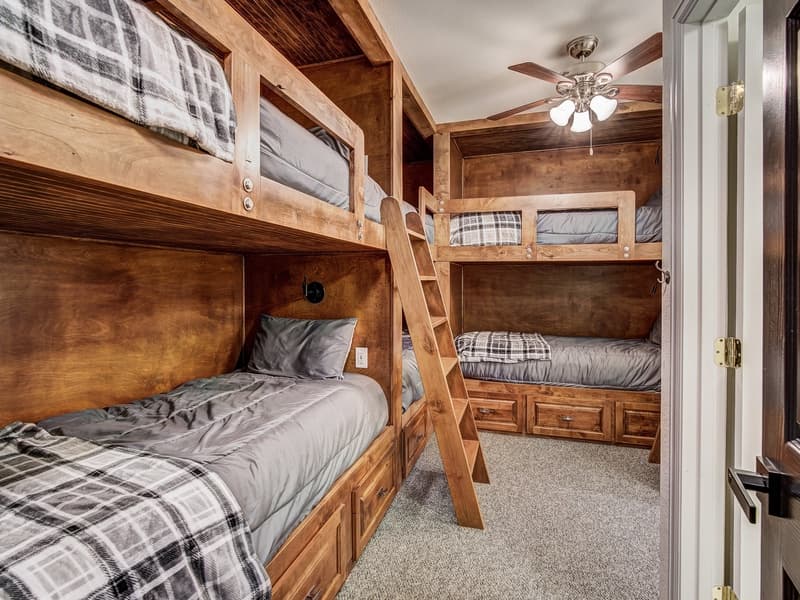 Lakeshore Luxury Chalet - Image 42