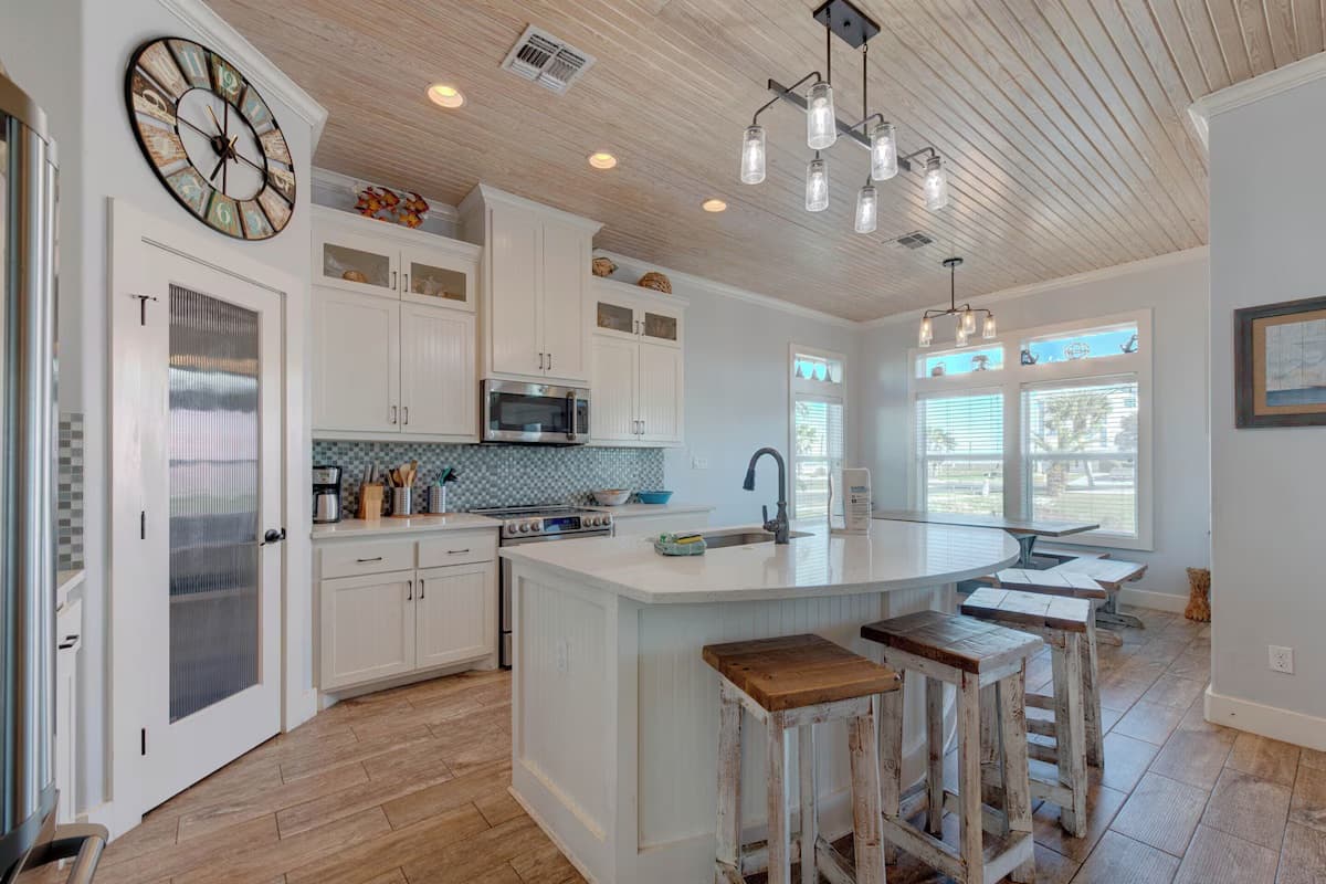 Postcard From Paradise - Image 5