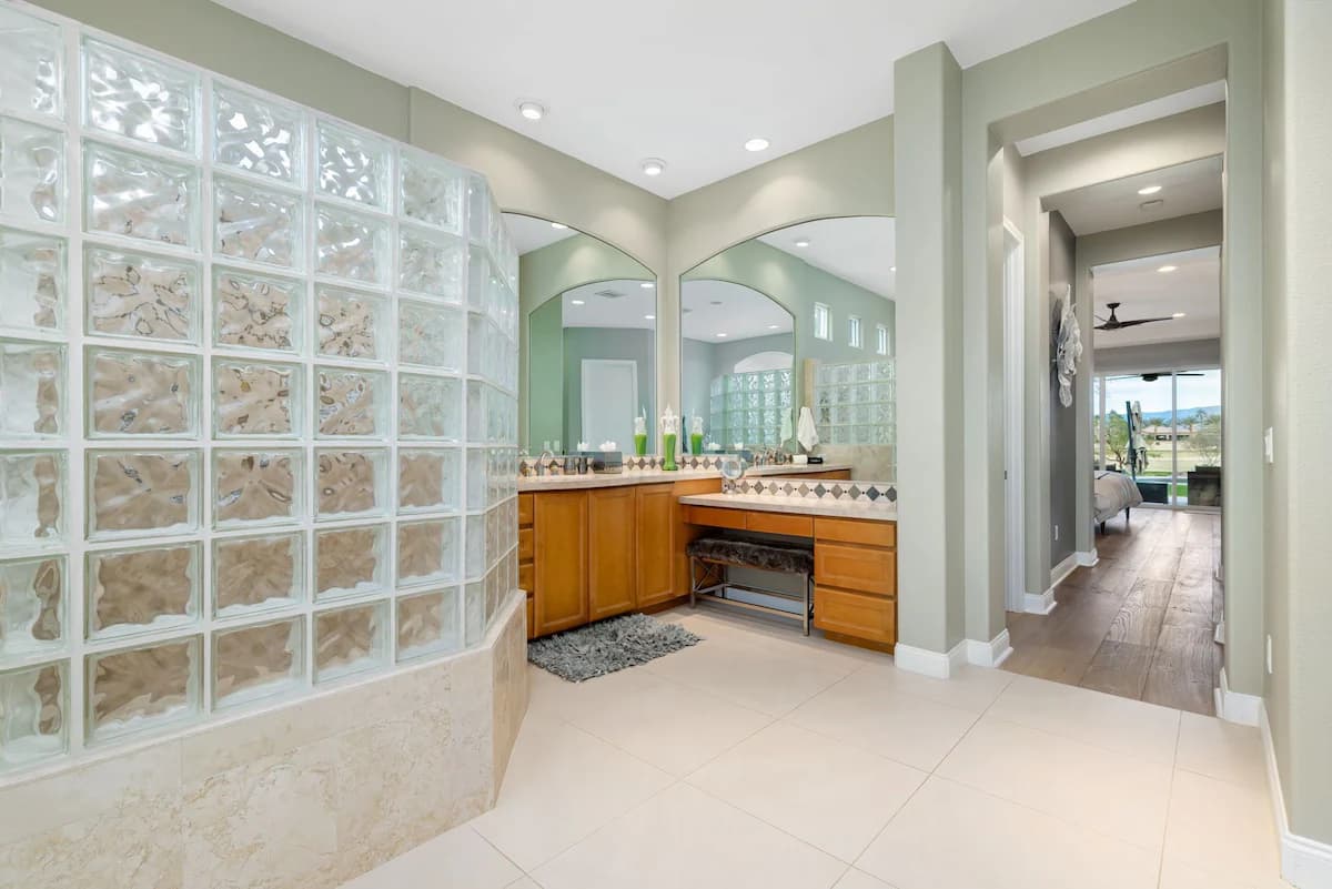 Lake View Home - Image 20