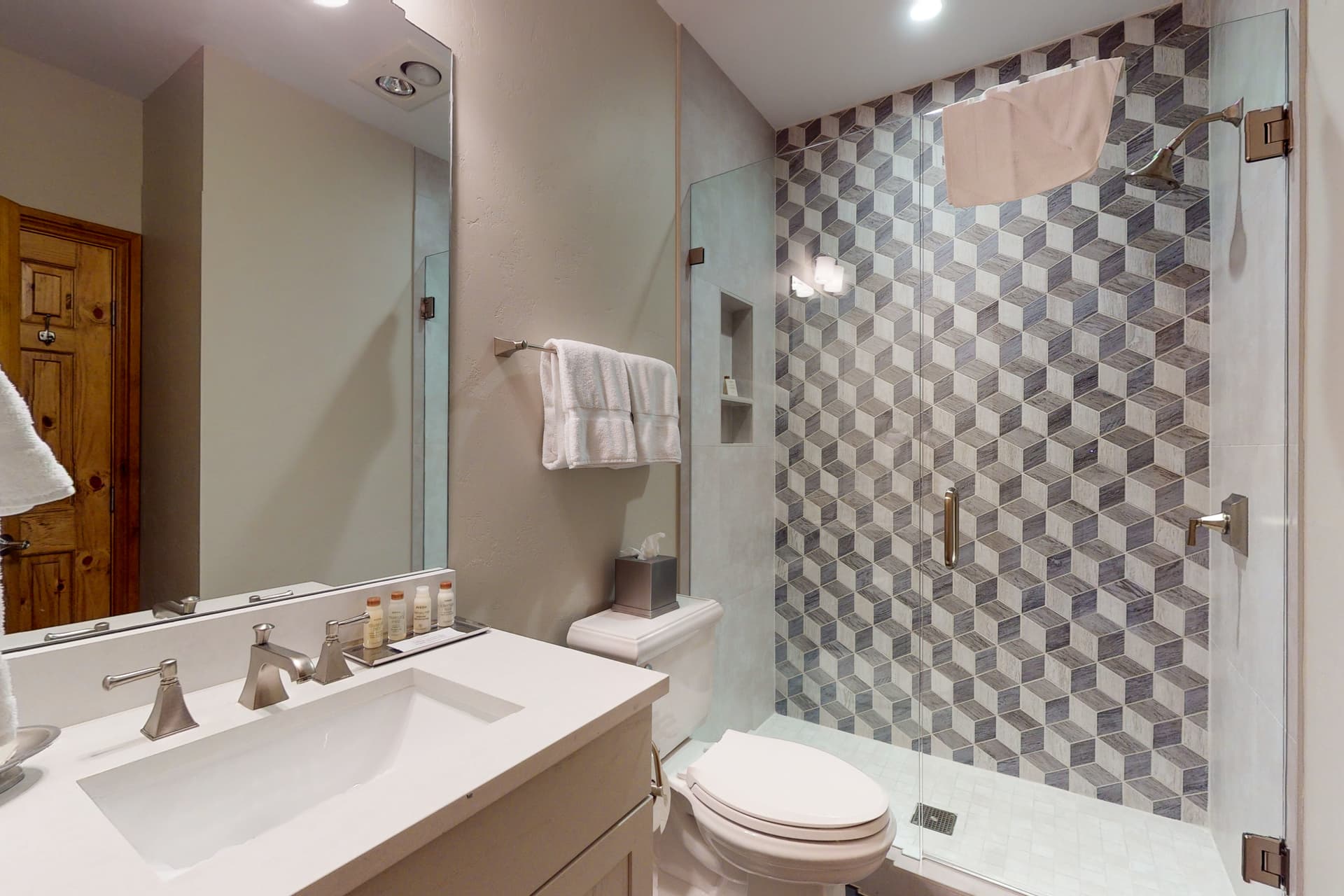 Lion Square East #215 - Image 15