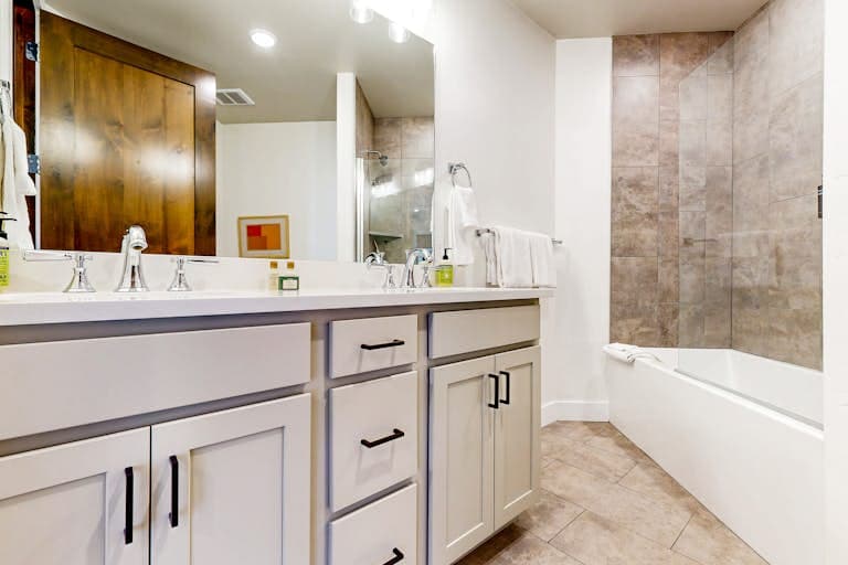 Designer Blackstone Condo - Image 11