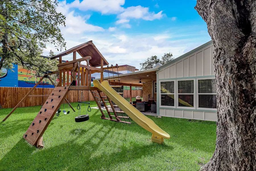 Downtown Charmer - Image 4