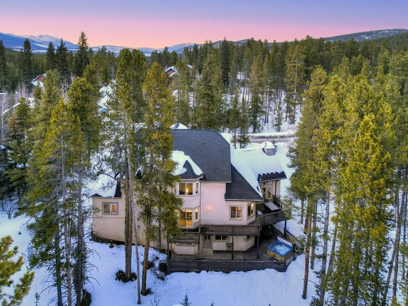 Lakeshore Luxury Chalet - Image 1