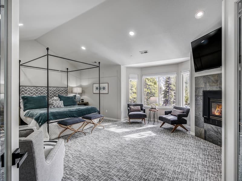 Lakeshore Luxury Chalet - Image 25