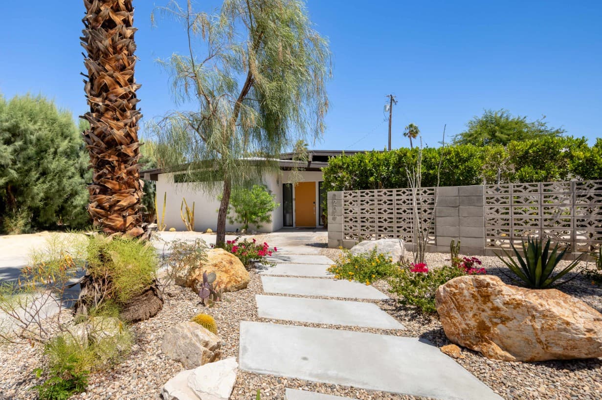 Hugh Kaptur's Mid Century Modern Oasis - Image 3