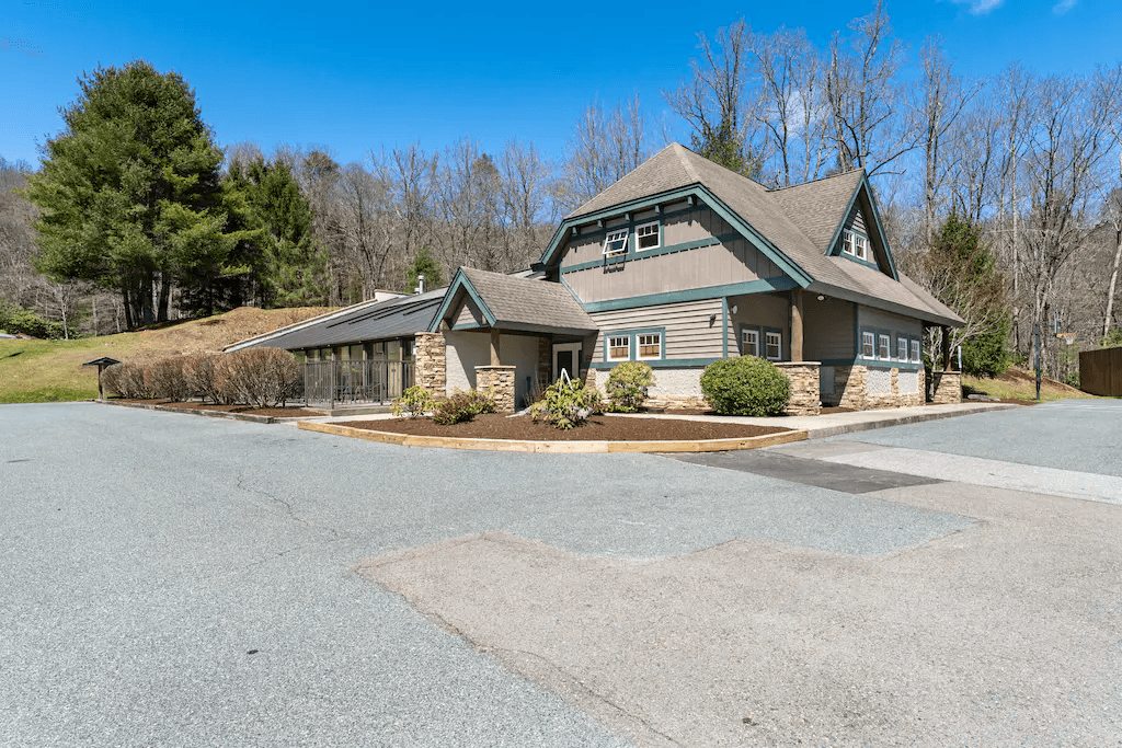 Still Lake Getaway - Image 24