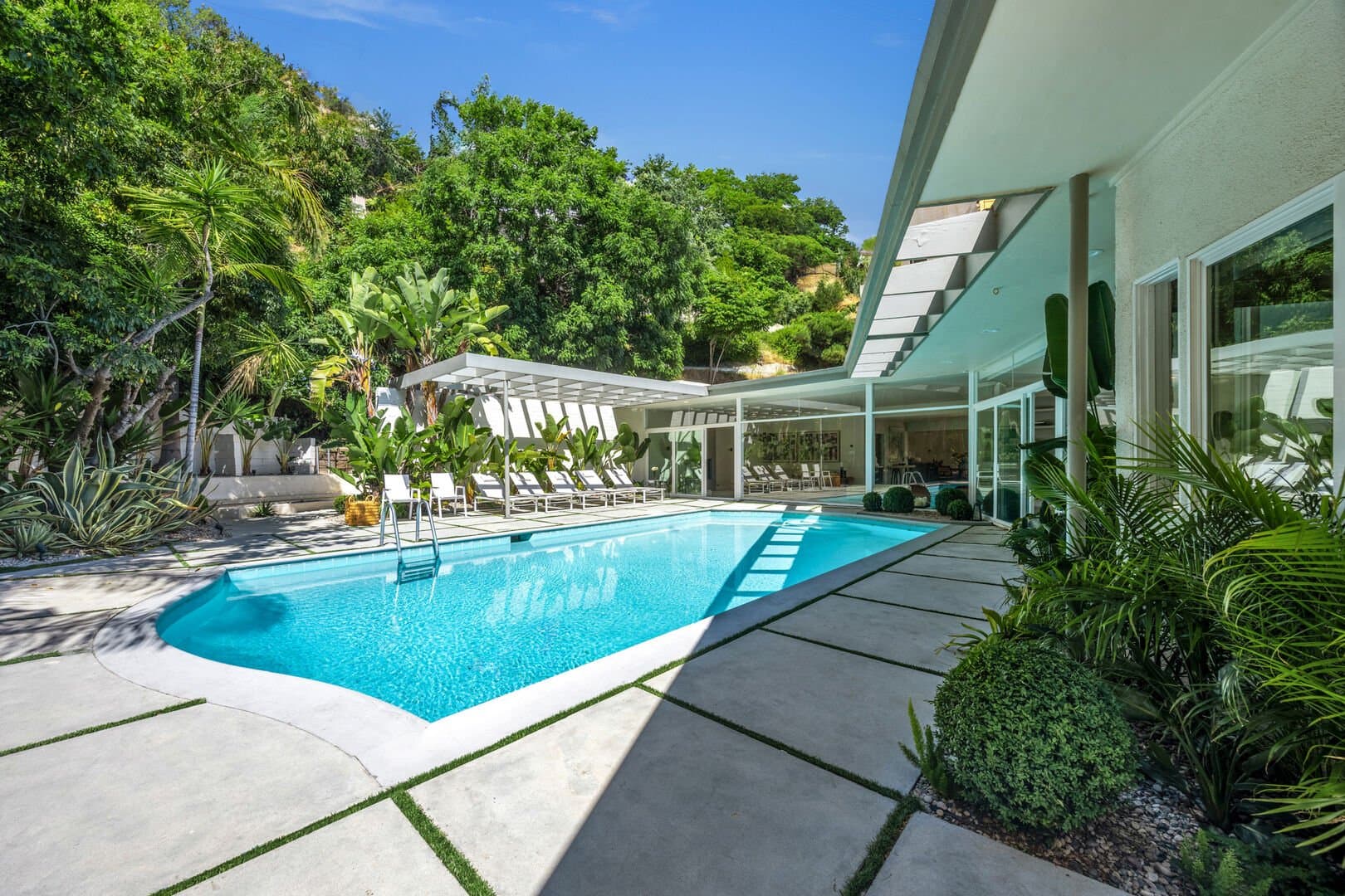 Sunset Plaza View - Image 1