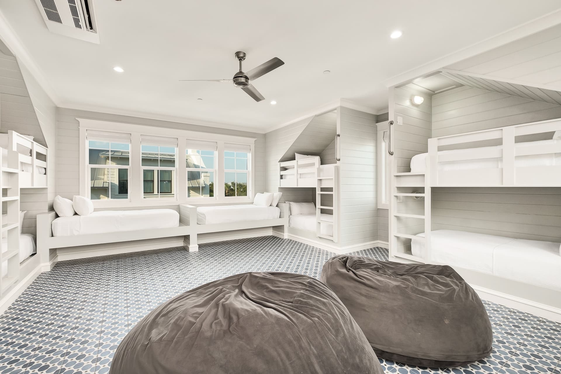 Oasis at Park Row Manor - Image 32