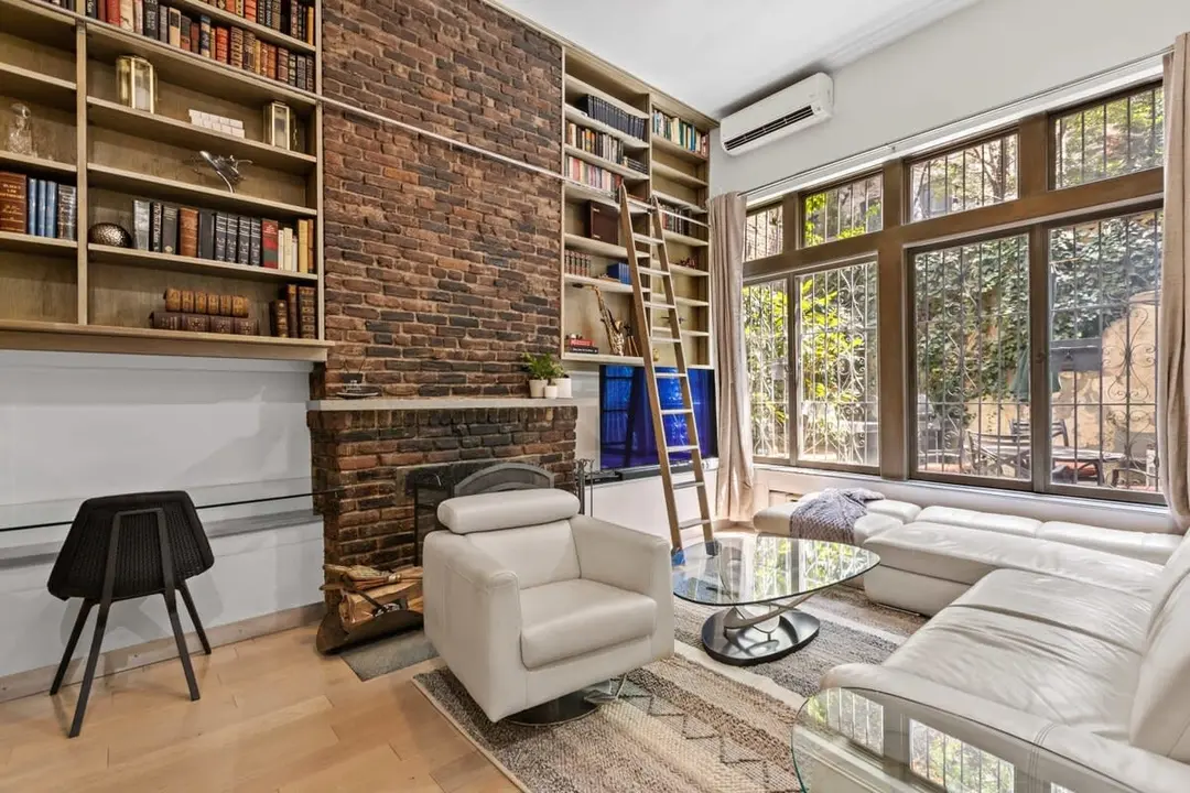 Charles Court - Image 3