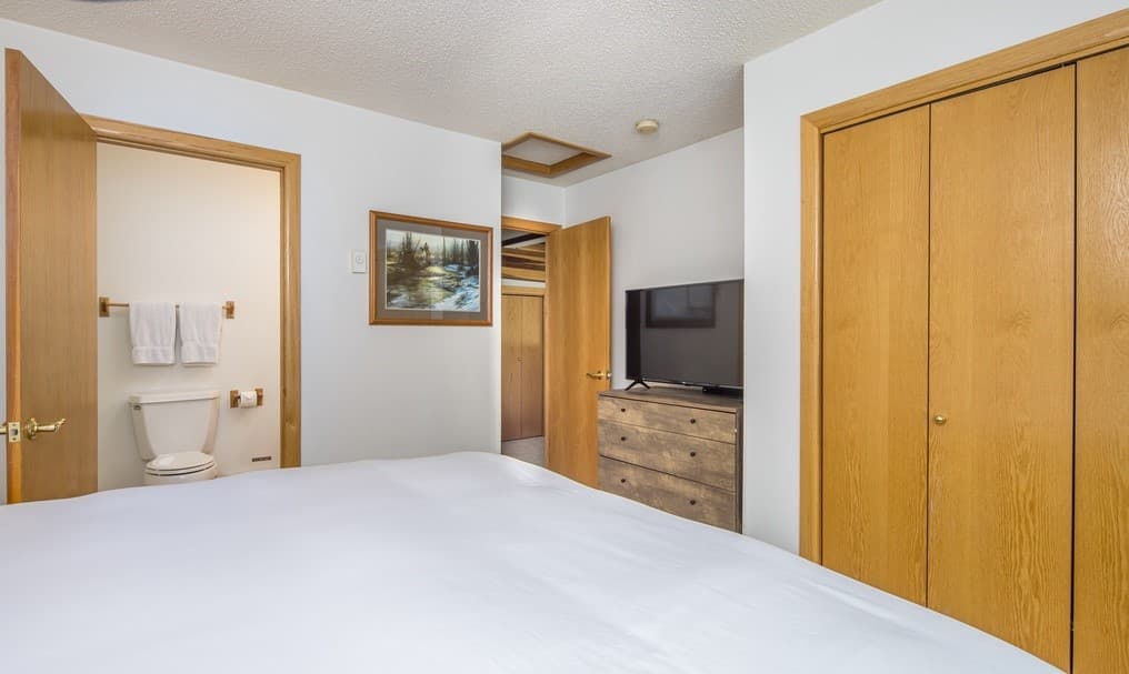 Running Bear Home - Image 14