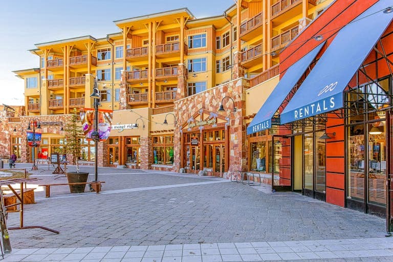 Designer Blackstone Condo - Image 29