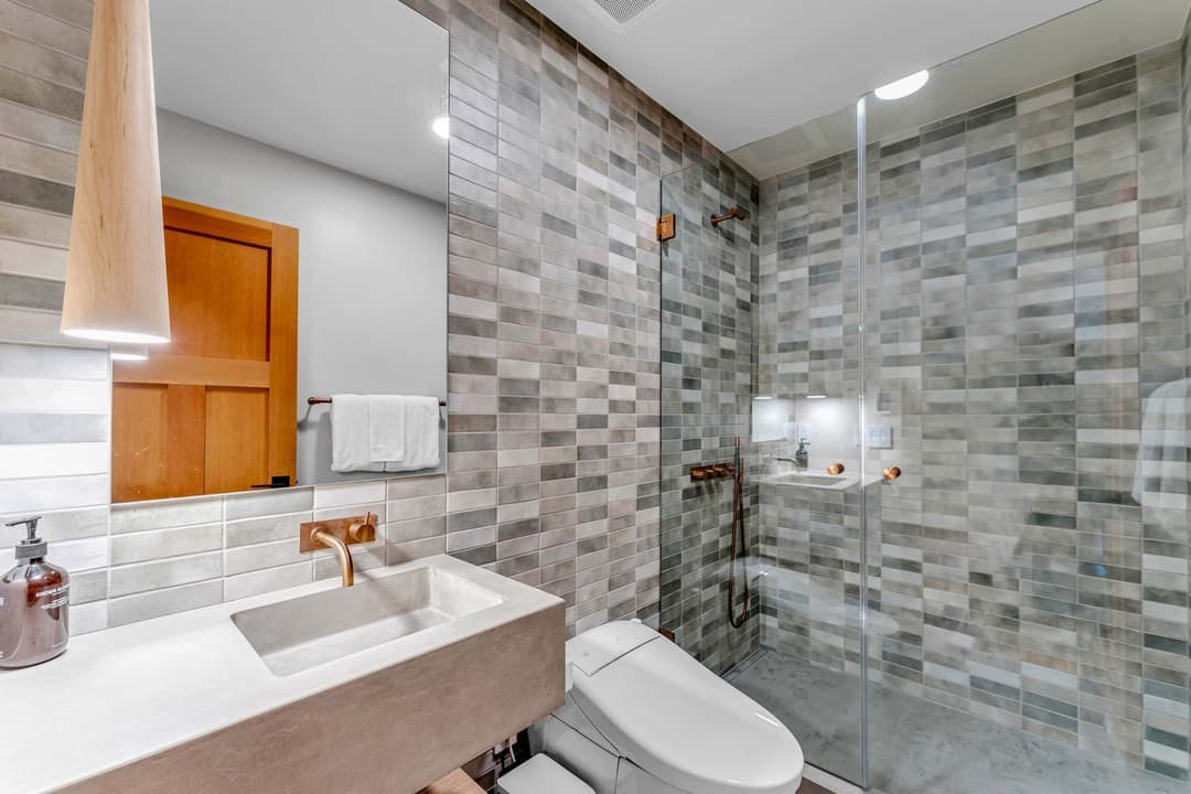 Stunning Mountain Gem - Image 37