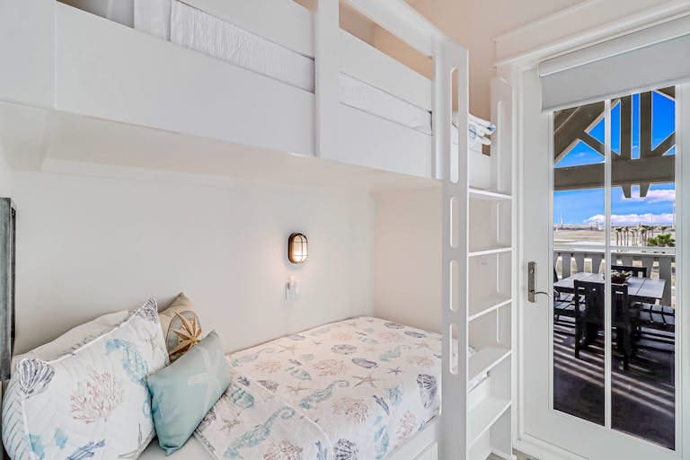 Commodore’s Hideout - Image 17