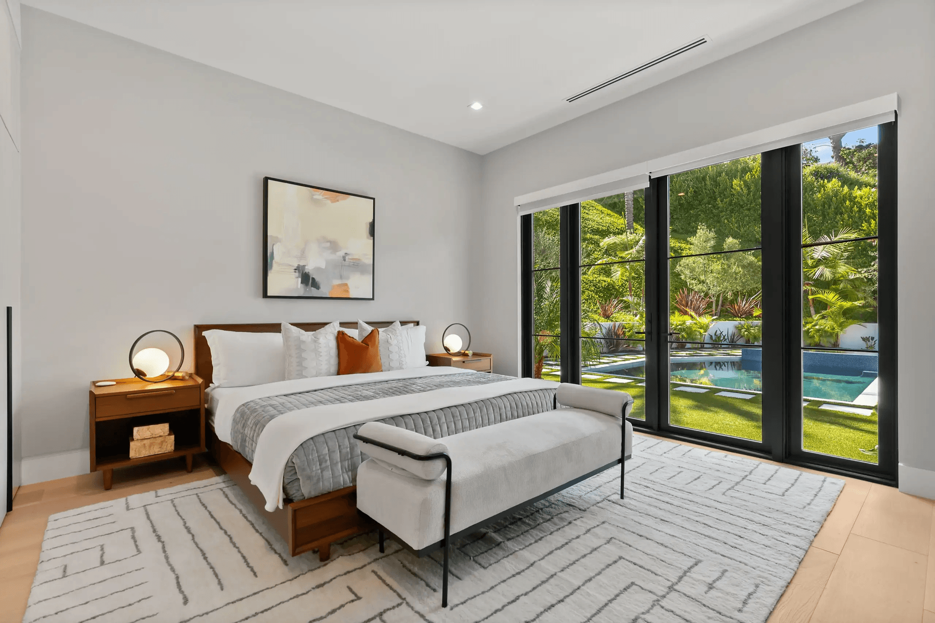 Linda Flora - Image 19