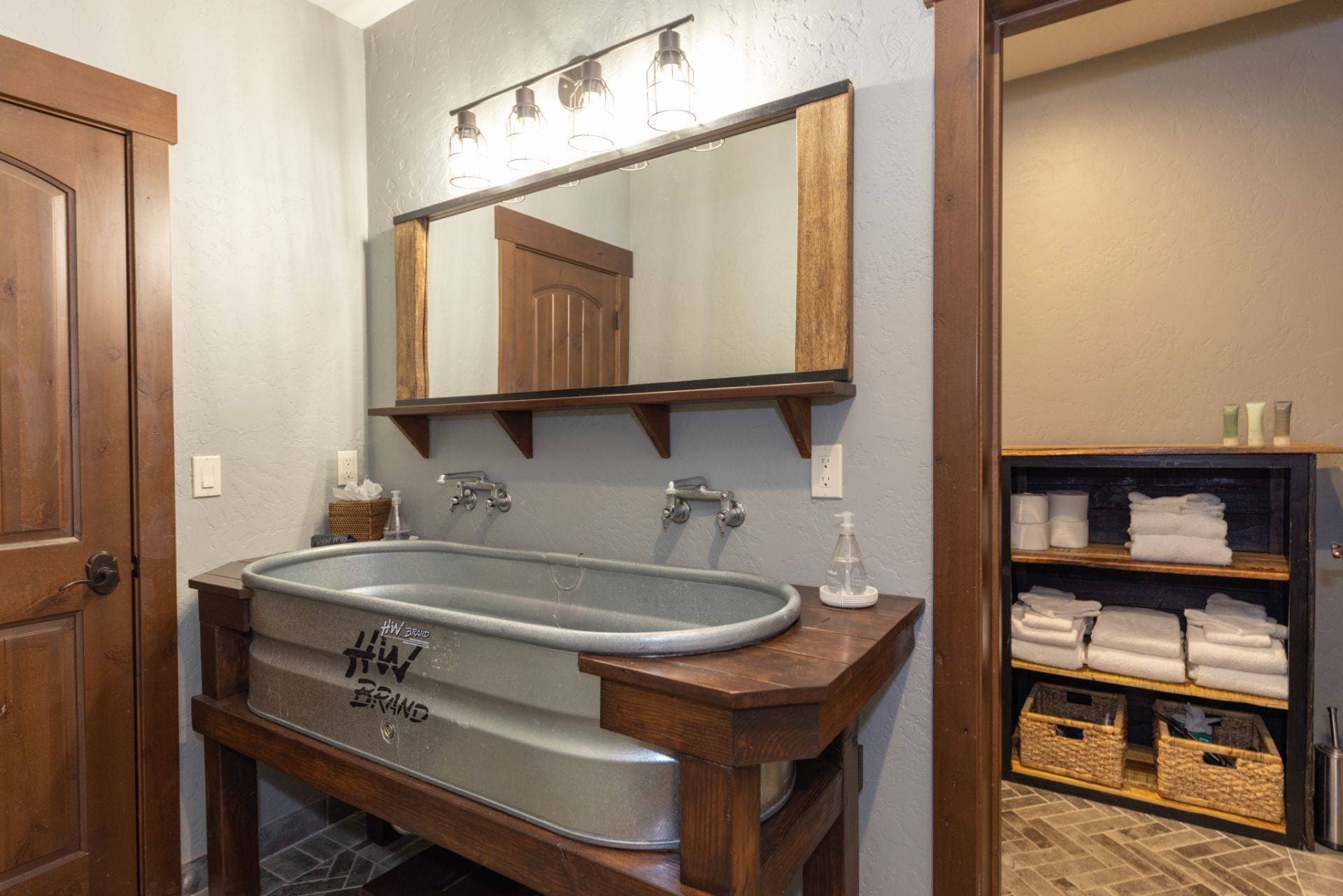 Pine Ridge Cabin - Image 25