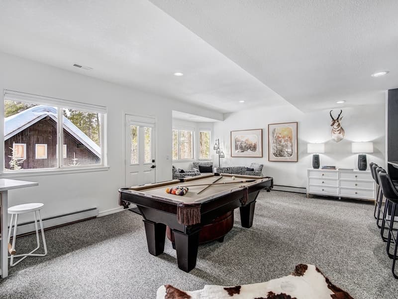 Lakeshore Luxury Chalet - Image 8