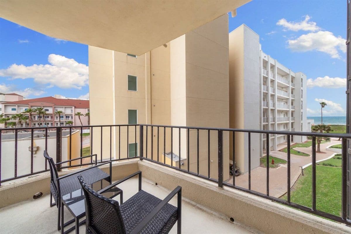 Bridgepoint Residence - Image 28