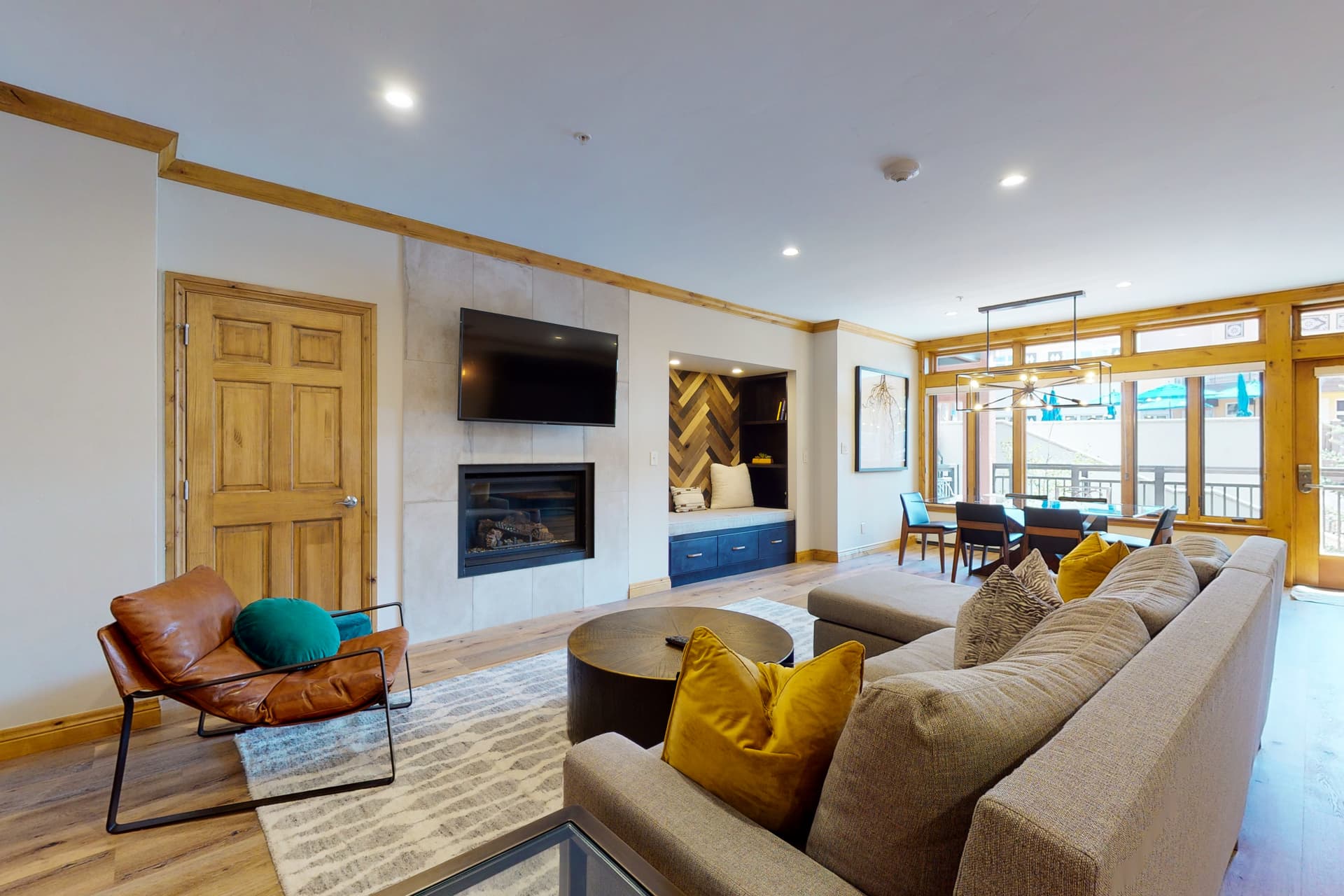 Lion Square East #215 - Image 2