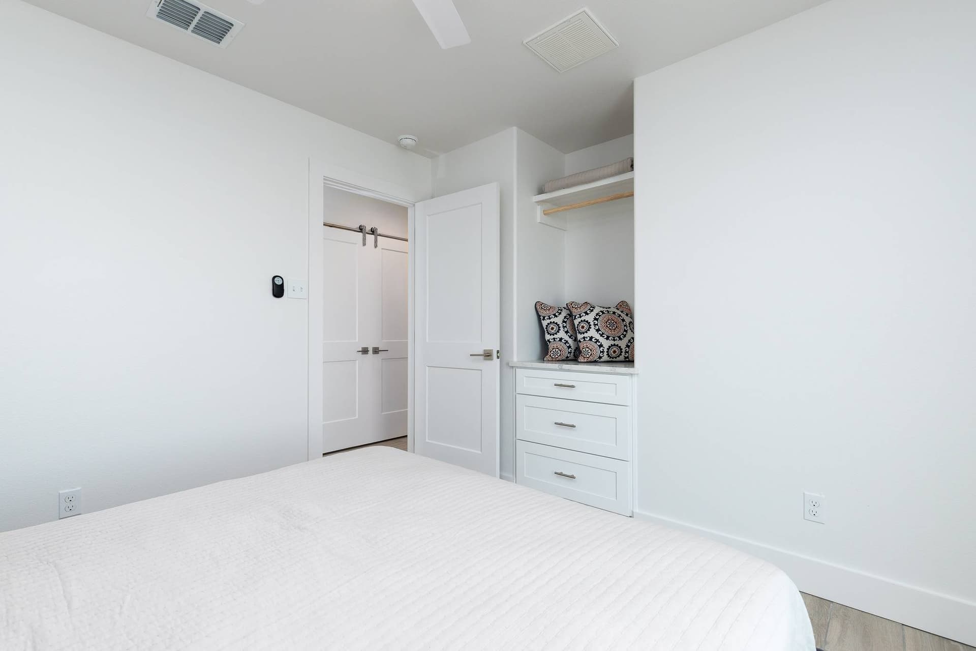 Skiff House - Image 16