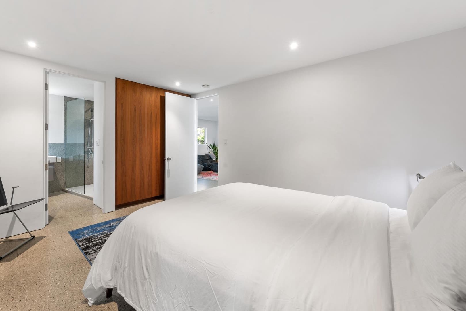 Beachfront Modern Retreat - Image 20