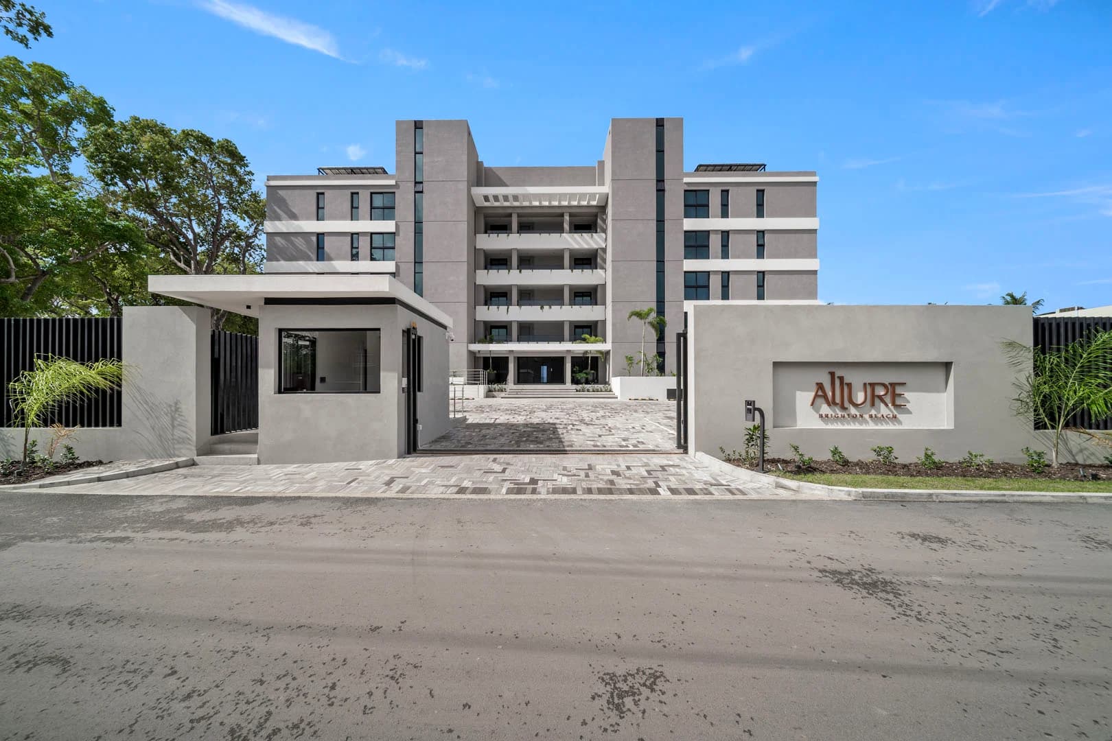 Allure #204 - Image 20