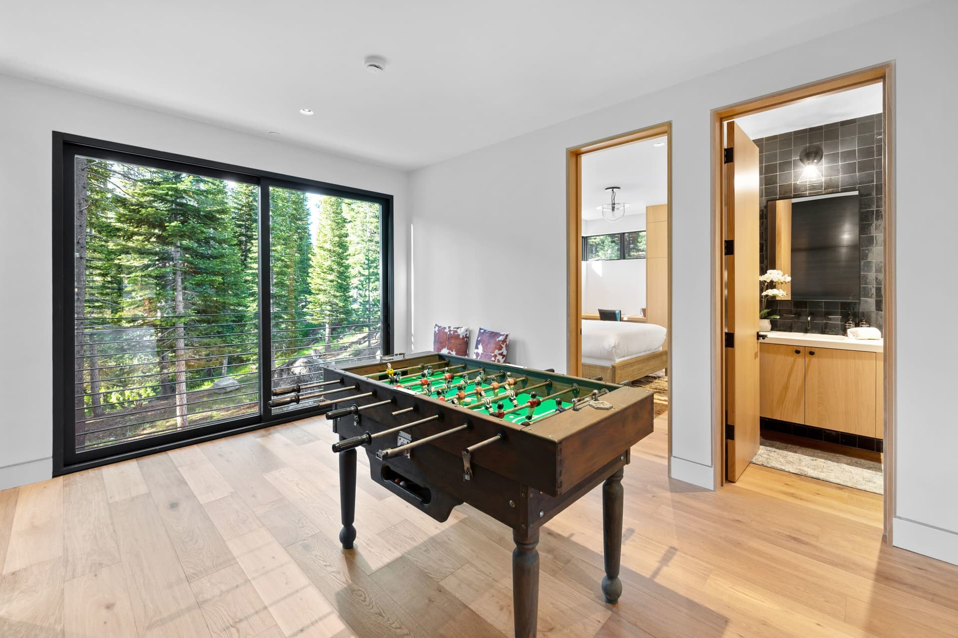 Modern Creekside Retreat - Image 12