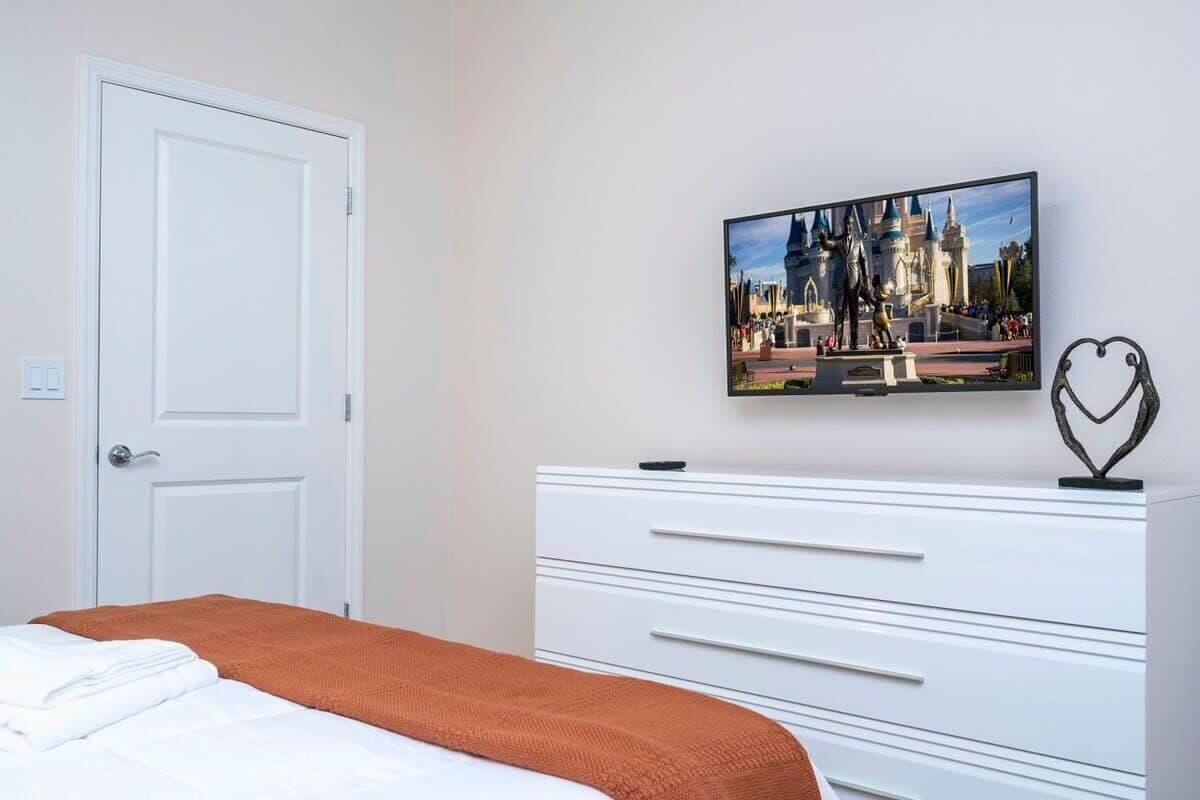 Windsor Island #4458 - Image 16