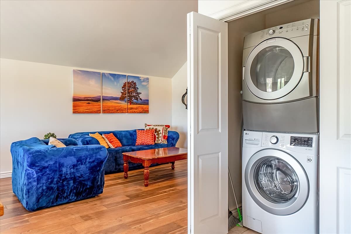 Red Barn Home - Image 9