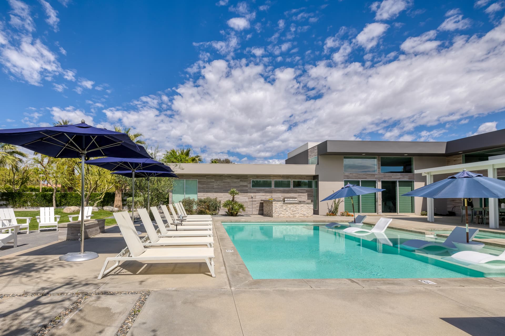 Blue Umbrella Place - Image 3