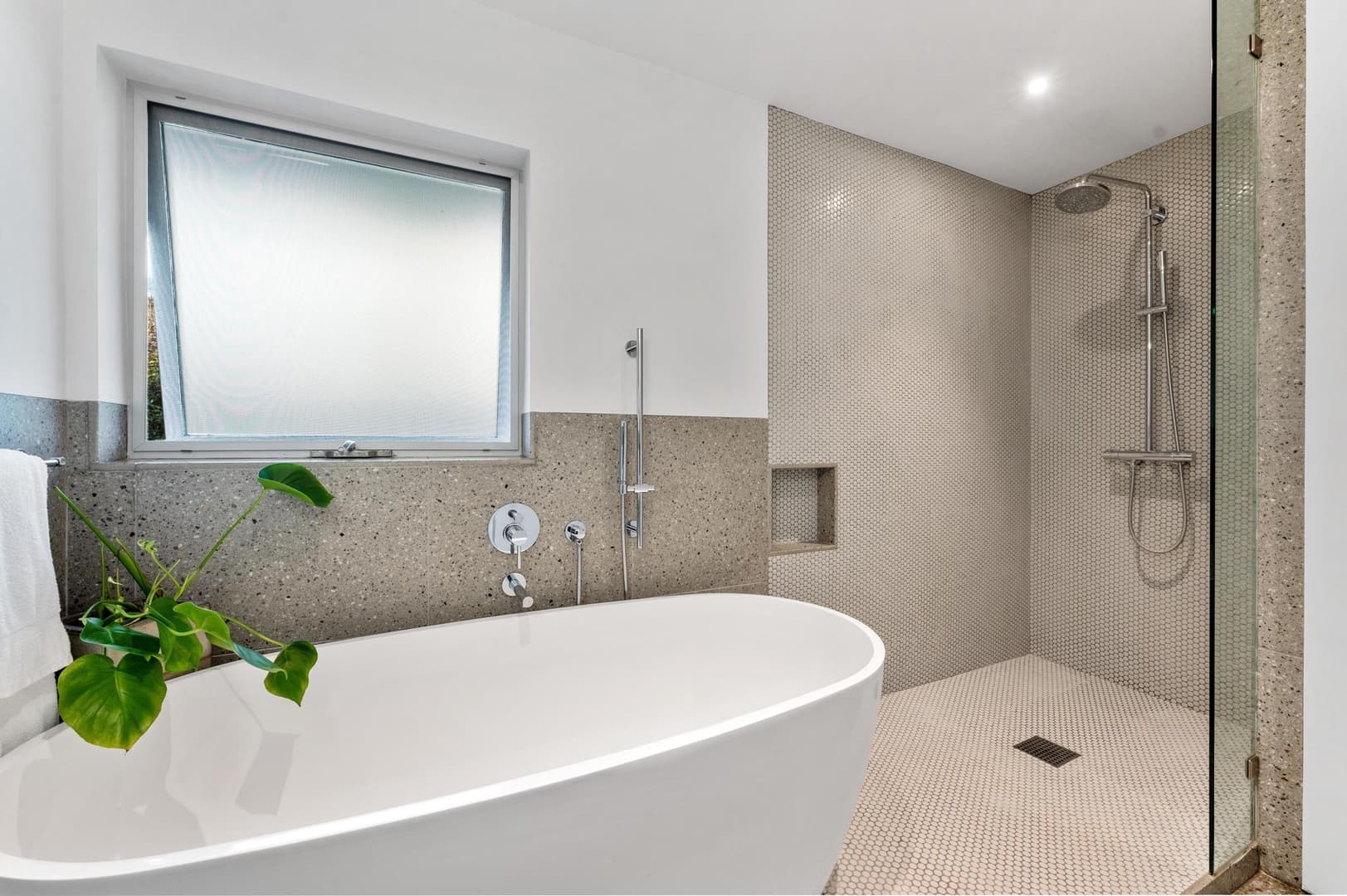 Beachfront Modern Retreat - Image 22