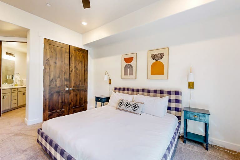 Designer Blackstone Condo - Image 10