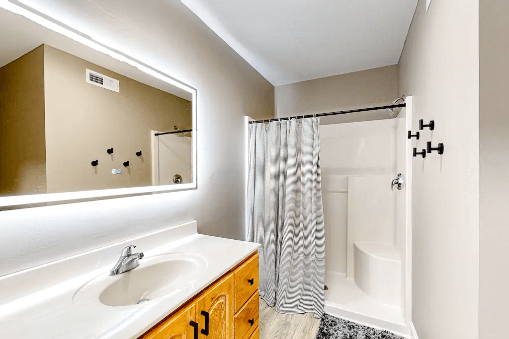 Still Lake Getaway - Image 9