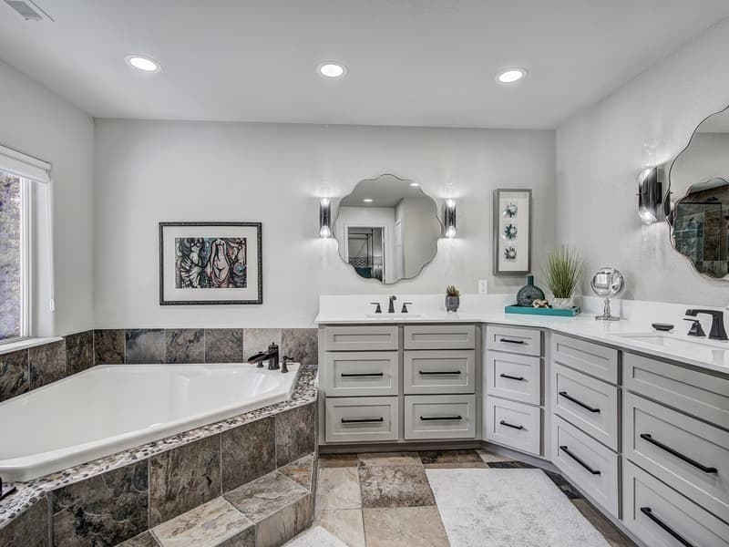 Lakeshore Luxury Chalet - Image 29