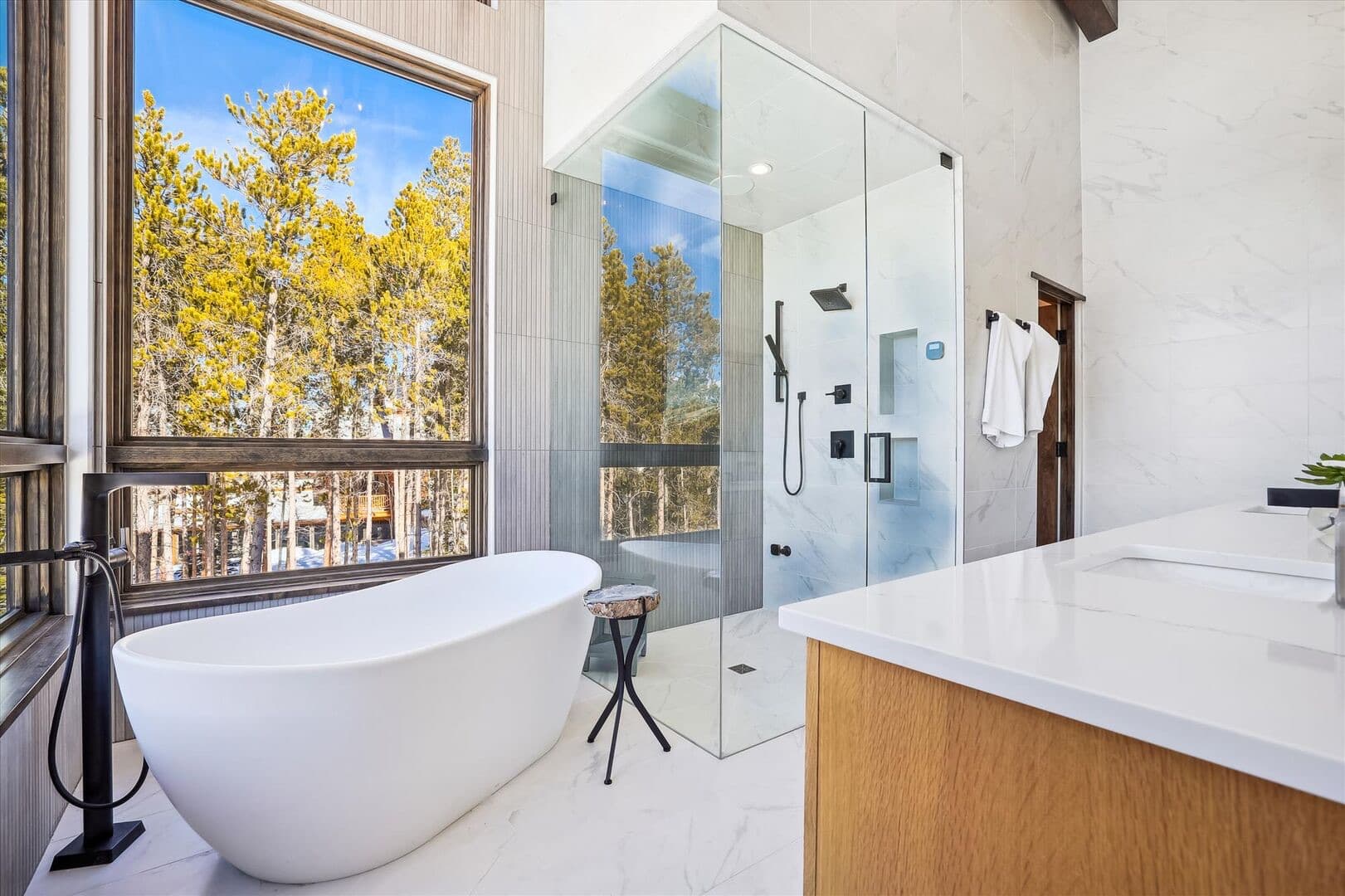 Modern View Manor - Image 20