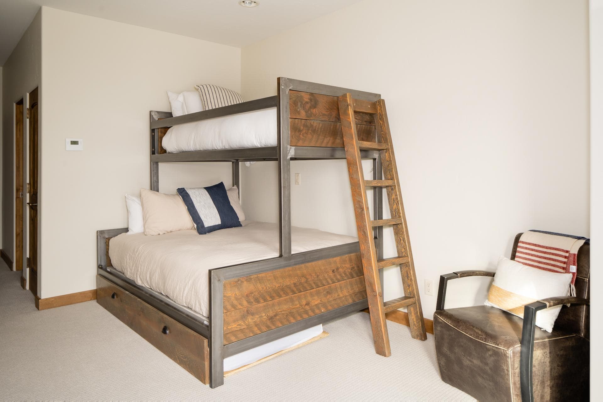 Big View Luxury Suite - Image 16