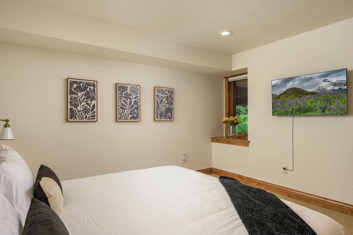 Four Sisters - Image 87