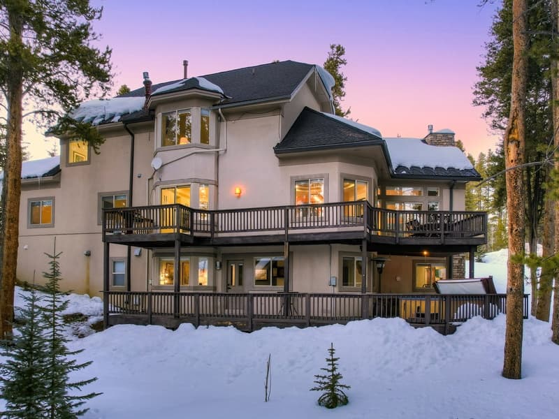 Lakeshore Luxury Chalet - Image 55