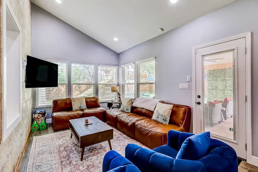 Downtown Charmer - Image 3