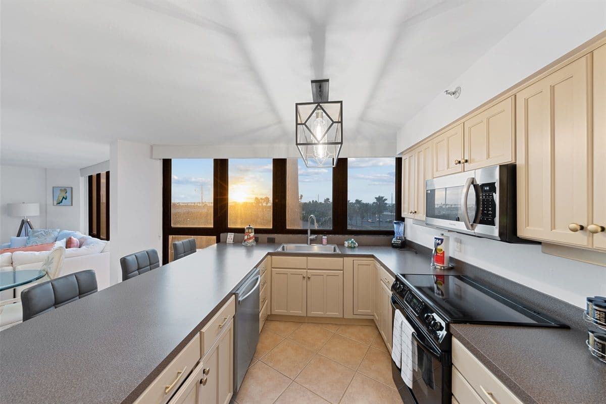 Bridgepoint Residence - Image 16