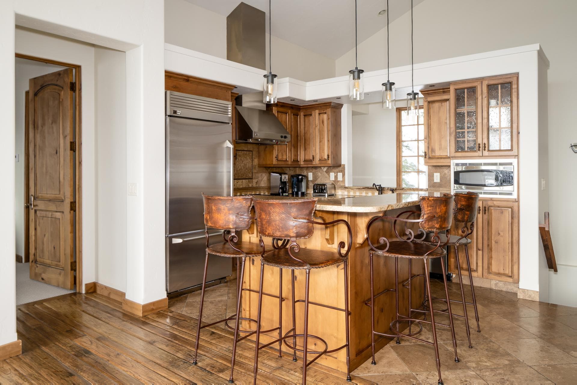 Big View Luxury Suite - Image 5