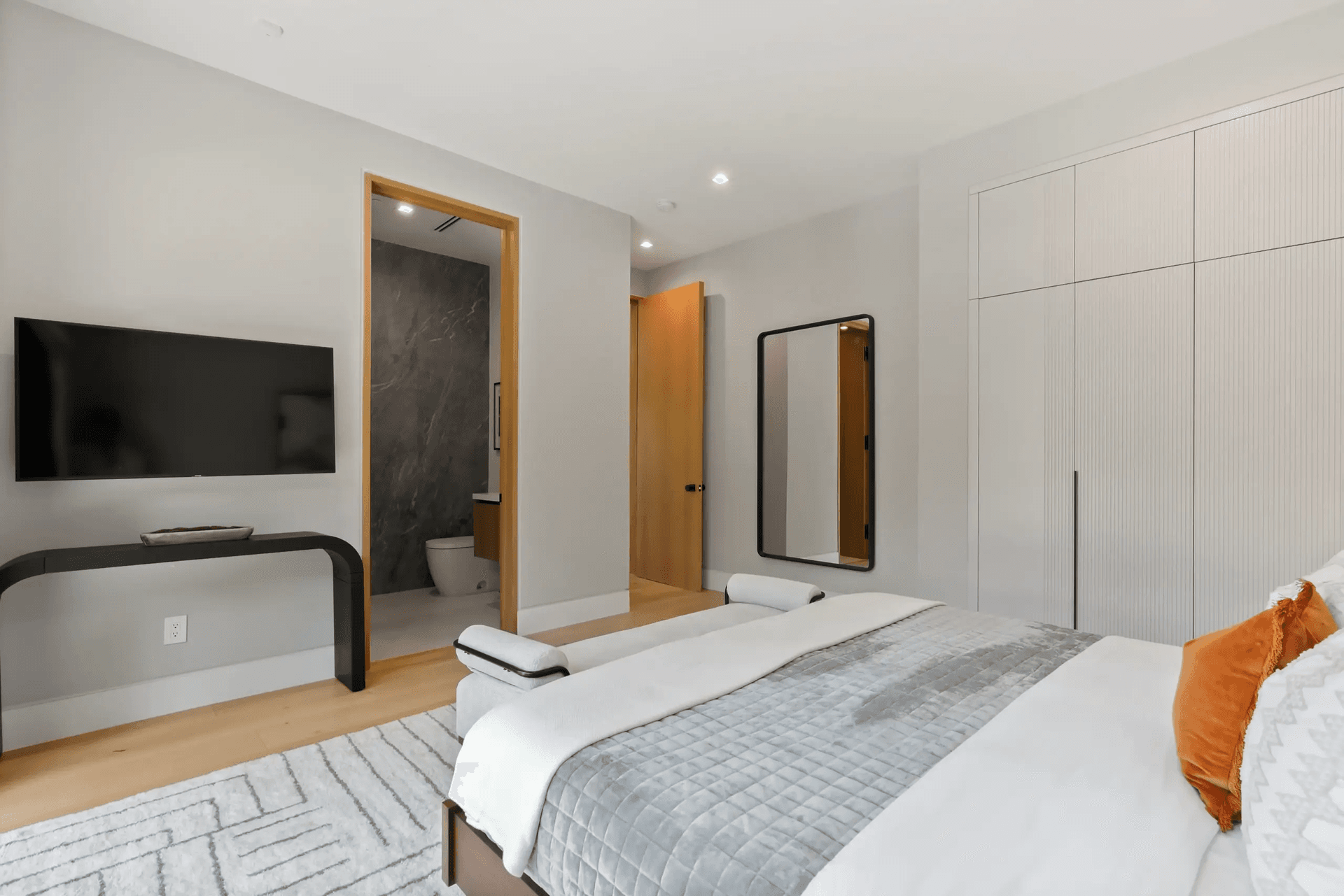 Linda Flora - Image 18