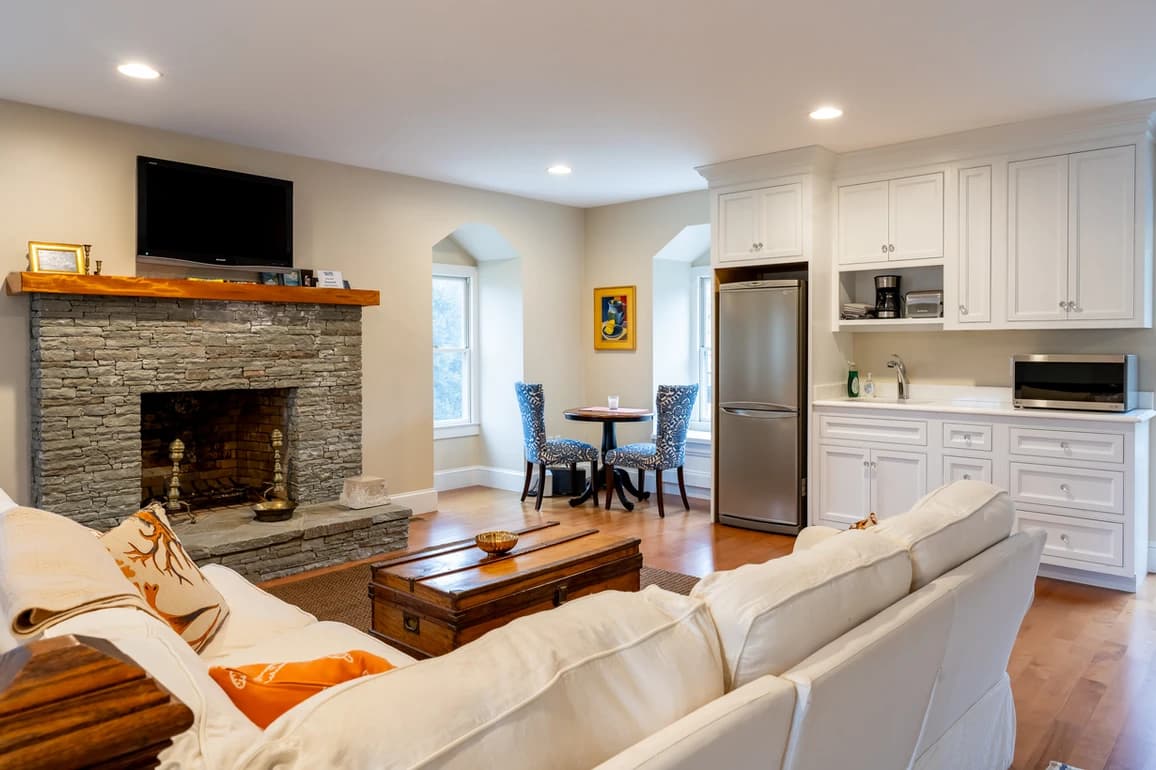 Downtown Victorian - Image 36