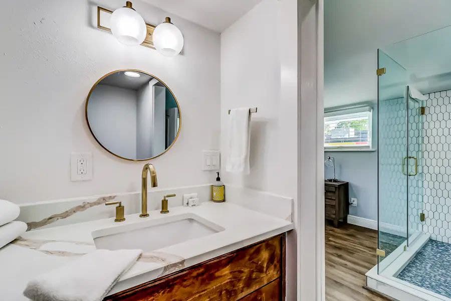 Downtown Charmer - Image 27