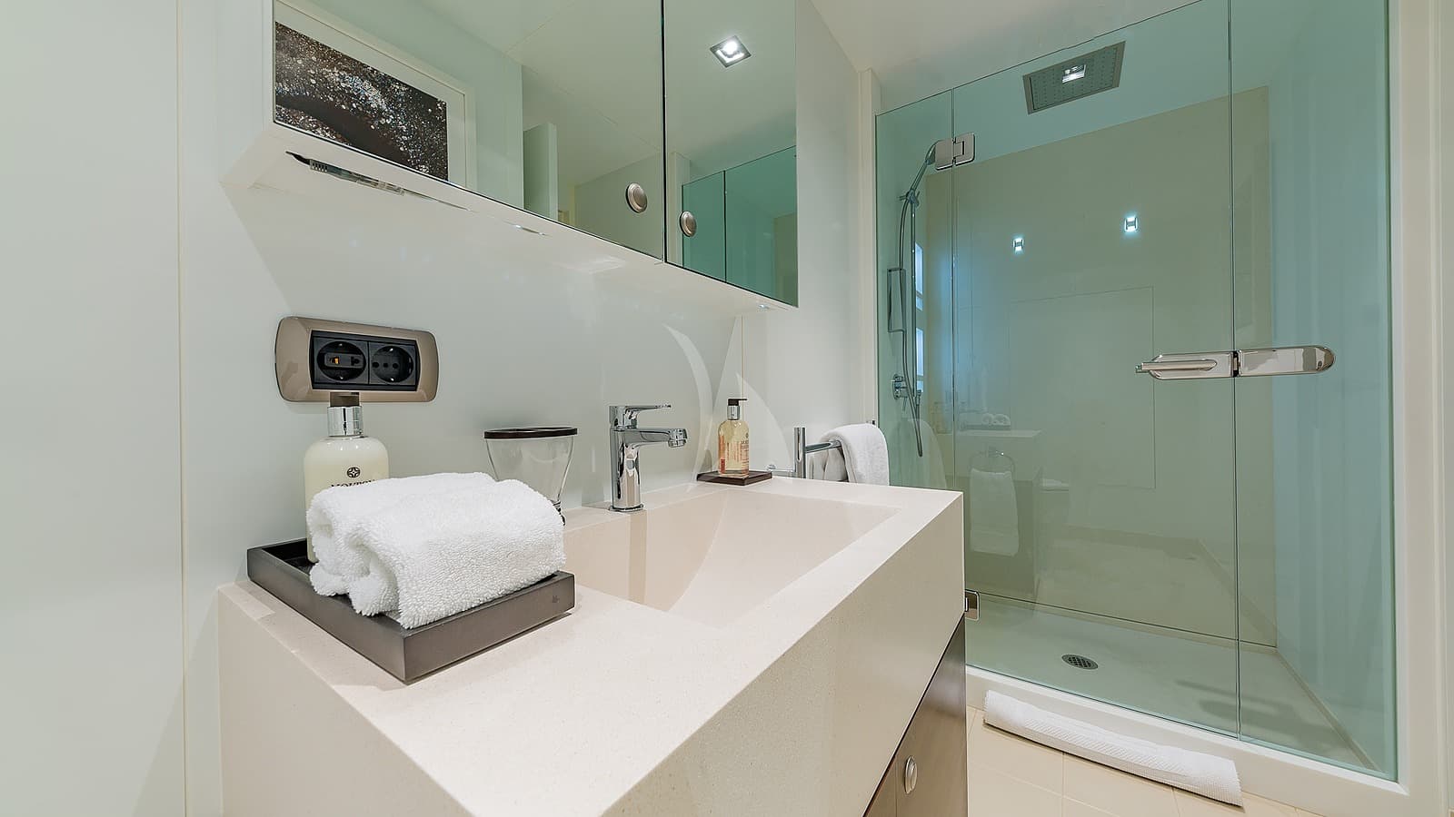 Big Sky Yacht - Image 28