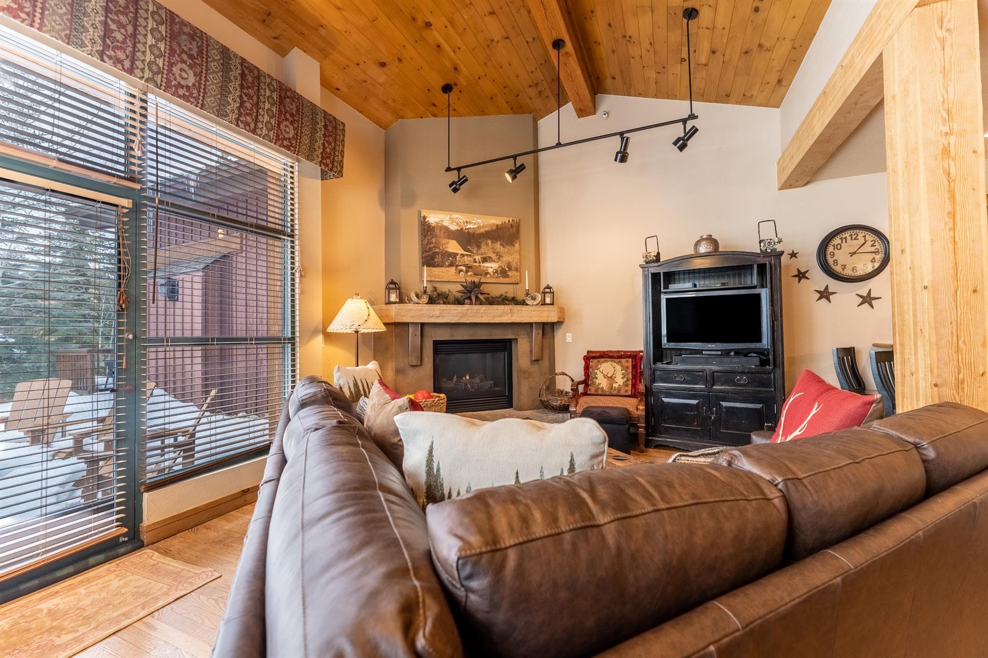 Alpine Vista Retreat - Image 2