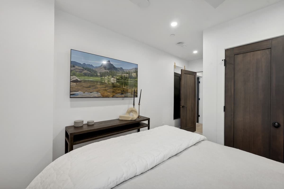 Slopeside Modern - Image 28