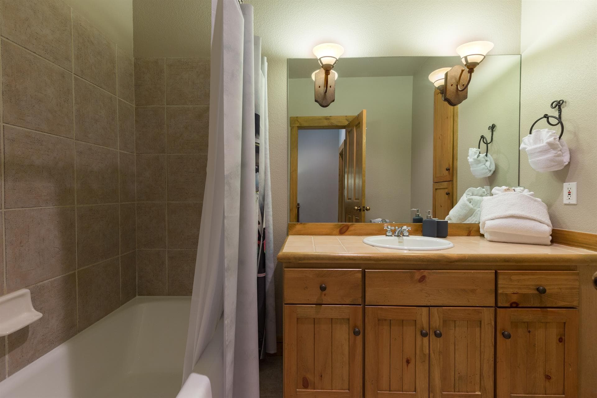 Alpine Vista Haven - Image 23