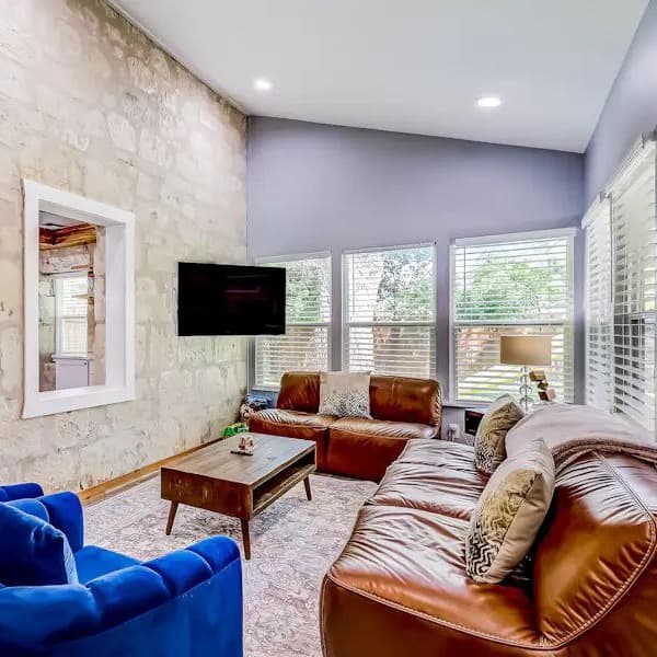 Downtown Charmer - Image 1